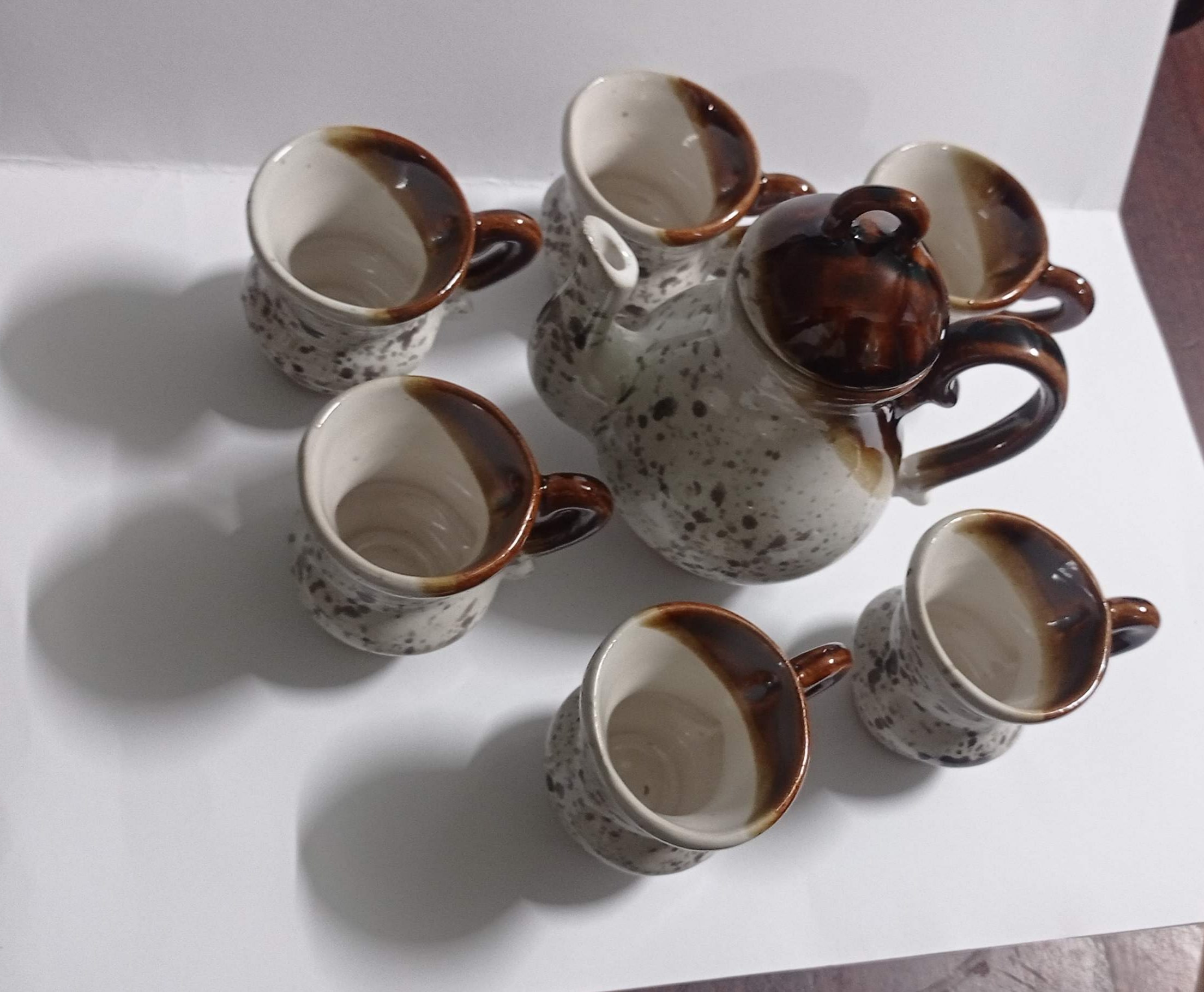 TAZAS CON CAFETERA